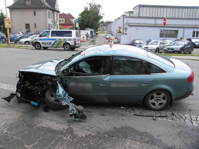 Srážka Audi a Fabie v Uničovské ulici