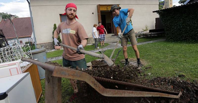 150 dobrovolníků pomáhá zdarma v okolí Vápenné na Jesenicku