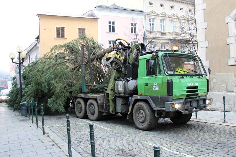 Transport vánočního stromu na náměstí Míru v Šumperku.