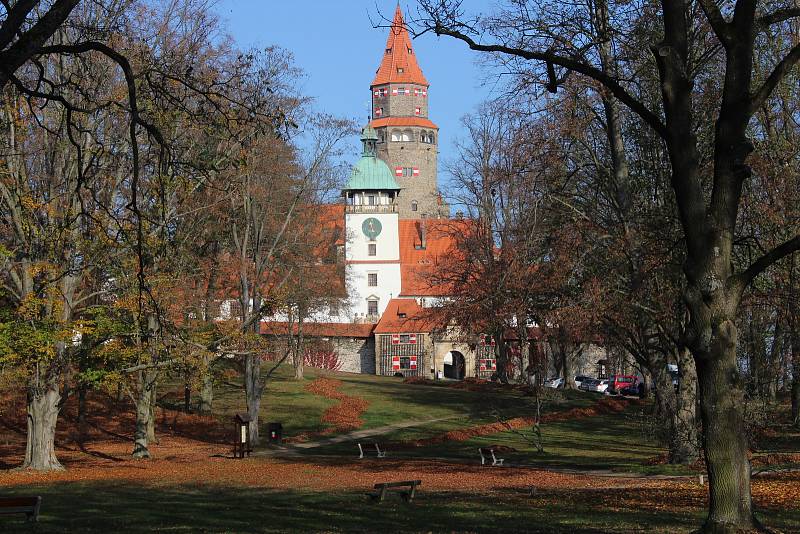 Vězni z Mírova pomáhají při podzimním úklidu parku na sousedním hradě Bouzov.
