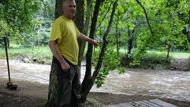 Táborem dětí ze Sboru dobrovolných hasičů z Dolní Dobrouče na Orlickoústecku se v neděli 3. srpna prohnala řeka Březná. Tábor stojí mezi Hoštejnem a Drozdovskou Pilou.