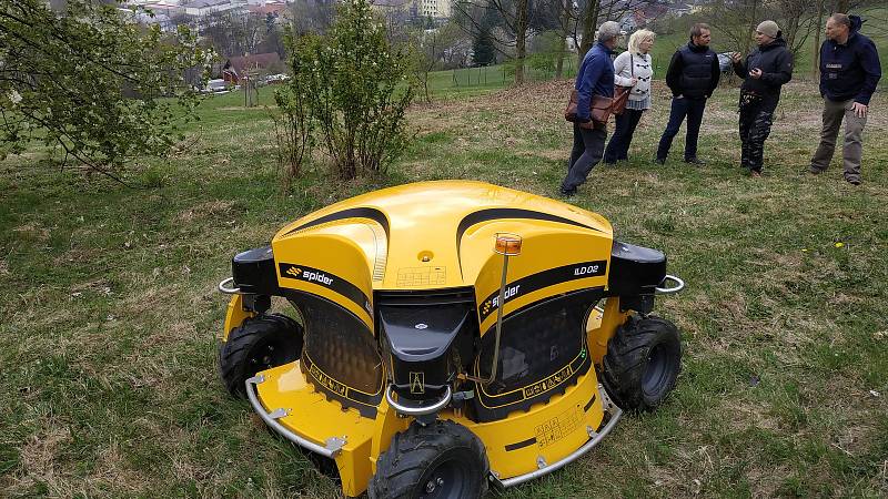 Robotická sekačka, kterou pořizuje město Jeseník. Snímek z dubnové prezentace v Jeseníku. Takový stroj pořídilo i město Zábřeh místním technickým službám.