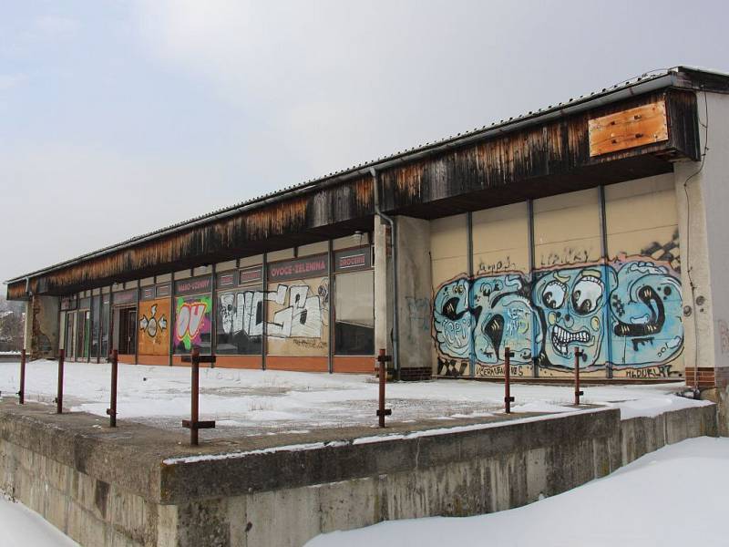 Na začátku 90. let bylo nákupní středisko zvané Áčko mezi lidmi populární prodejnou. Po jeho uzavření se však stalo skladištěm haraburdí, negativně se na jeho stavu podepsali také vandalové. Nyní jej čeká demolice.