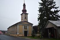 V Rovensku je hezký kostel, ale také by potřeboval zkrášlit.