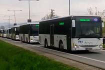 Řidiči linkových autobusů v Šumperku vypravili "poslední spoj" svému zemřelému kolegovi. 4. května 2022