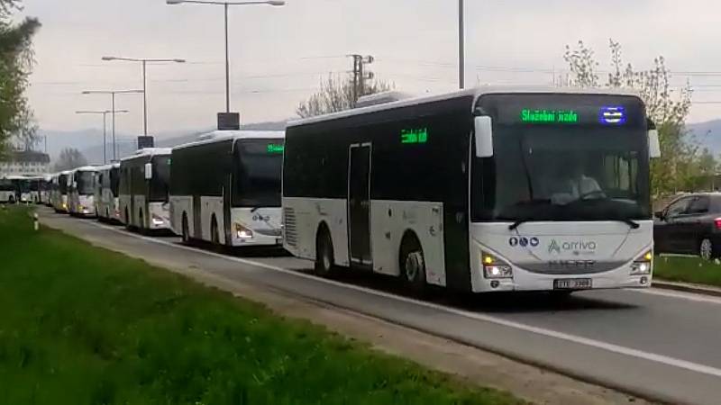 Řidiči linkových autobusů v Šumperku vypravili "poslední spoj" svému zemřelému kolegovi. 4. května 2022