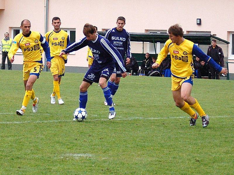 Zábřežští fotbalisté (modré dresy) porazili doma (tedy ve Velkých Losinách) Jihlavu B