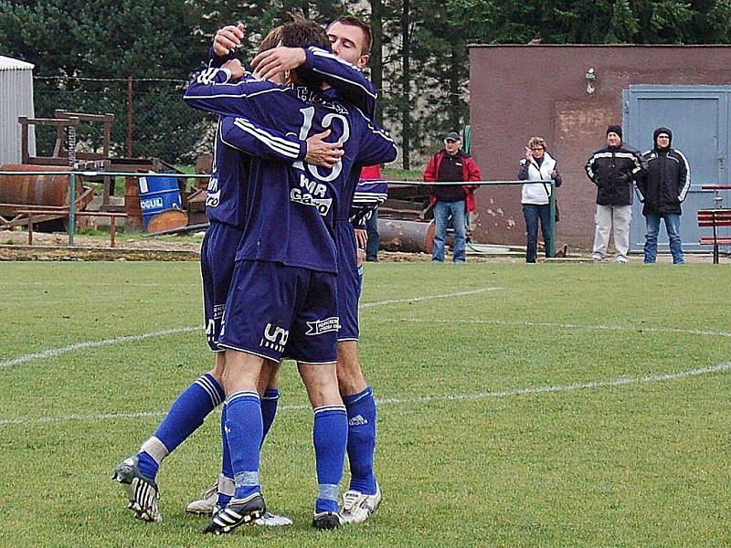 Zábřežští fotbalisté (modré dresy) porazili doma (tedy ve Velkých Losinách) Jihlavu B