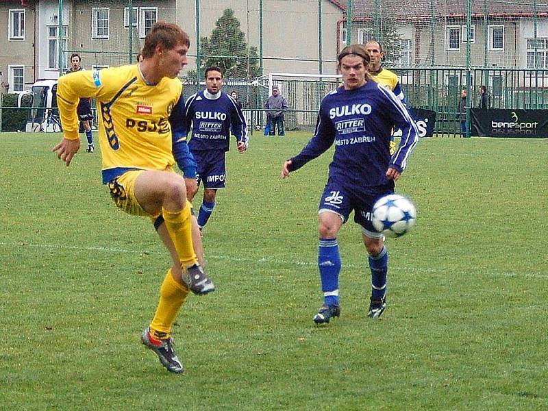 Zábřežští fotbalisté (modré dresy) porazili doma (tedy ve Velkých Losinách) Jihlavu B