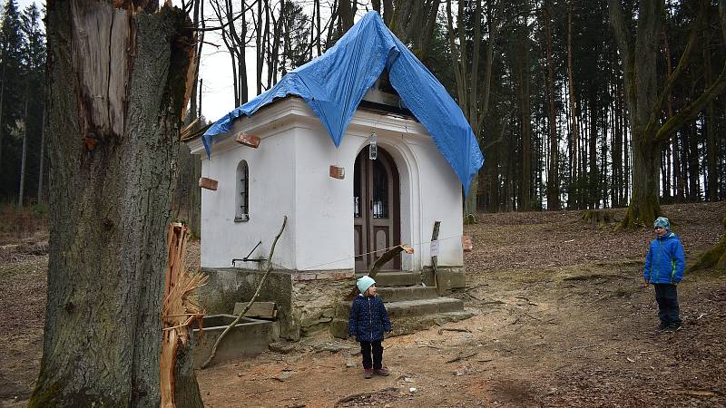 Areál kostela Božího Těla u Bludova. Na snímku zničená kaple Panny Marie.