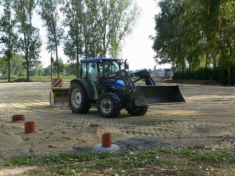 Na hřišti v Leštině pracují už několik dní těžké stroje, která dají sportovištěi zbrusu novou podobu