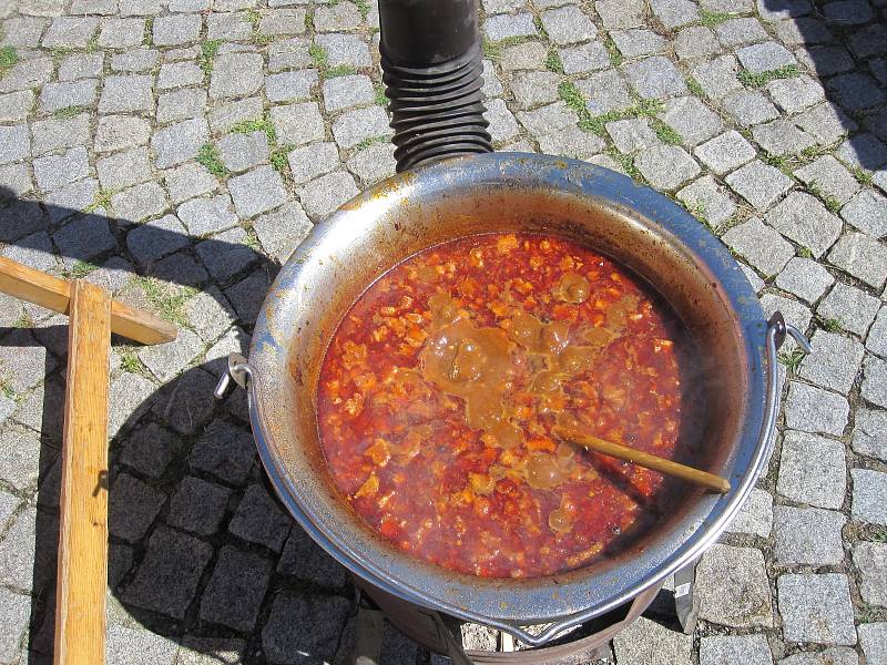 Hudebníci si v Šumperku rozdali souboj s veřejností. U Roztančených kotlíků si v rámci probíhajícího Mezinárodního folklorního festivalu poměřili síly ve vaření guláše.