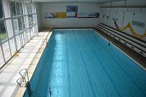 Krytý bazén v České Vsi v padesátém roce svého provozu. Září 2021
