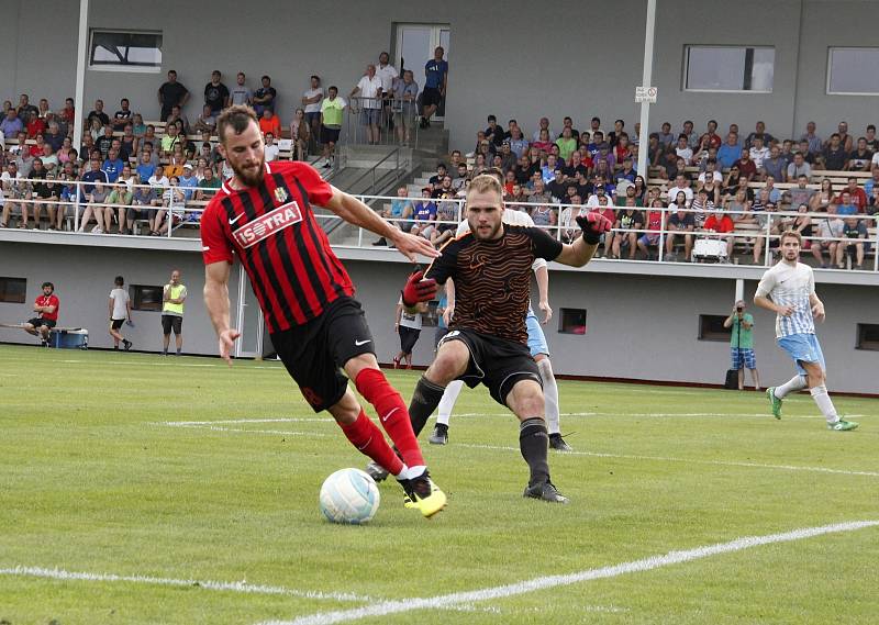 Fotbalisté Olešnice (v bílém) prohráli v Mohelnici pohárový zápas s Opavou 0:6.