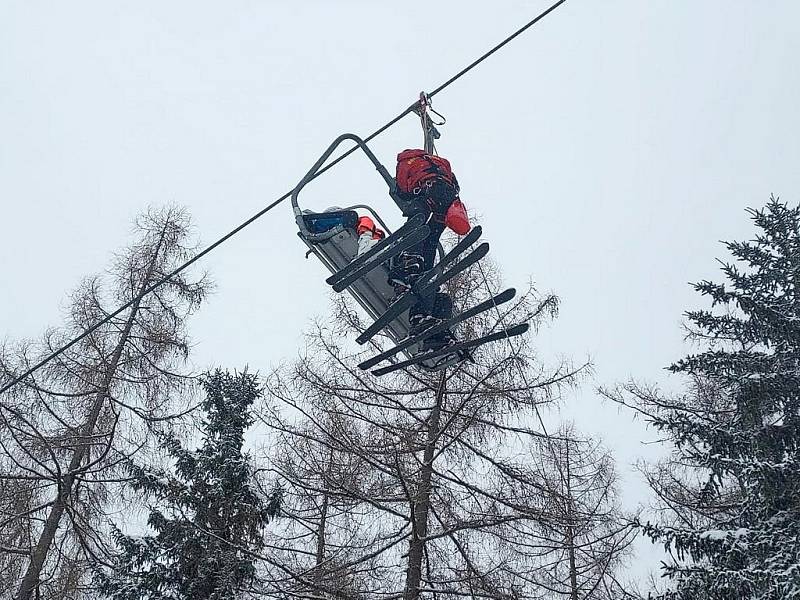 Evakuace lidí uvízlých na zaseknuté lanovce ve skiareálu Přemyslov v Jeseníkách, 6. února 2022