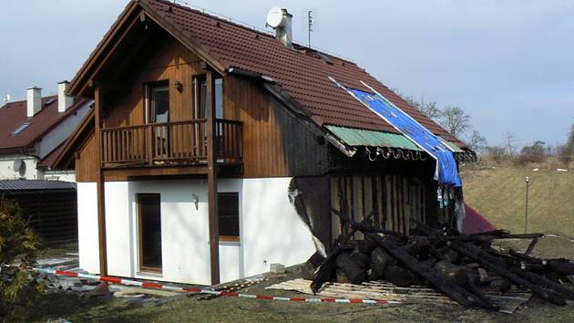 Rodinný dům v Rájci poničil oheň 25. února, majitelům má pomoci veřejná sbírka