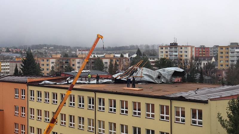 Následky vichru z 10. na 11. 3. 2019.  Poškozená střecha na budově šumperského domova důchodců.