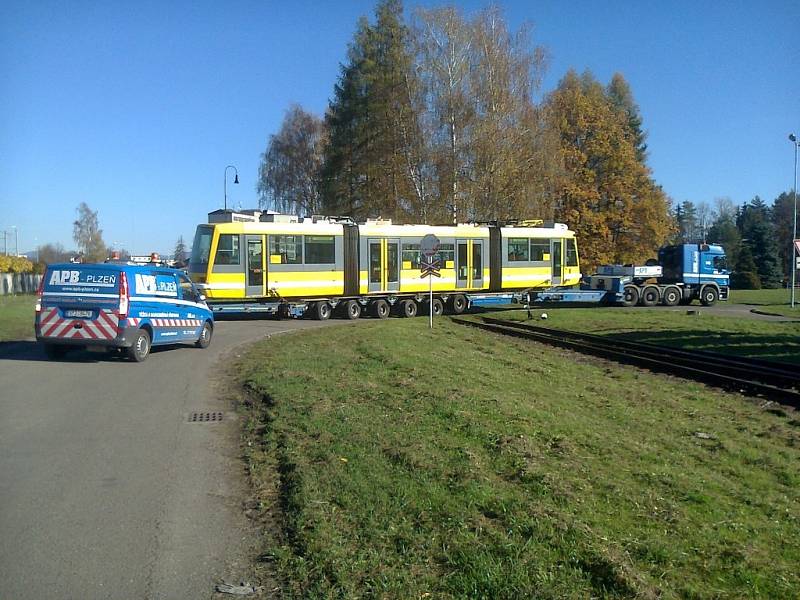 Plzeňská tramvaj Astra před složením v areálu Pars nova.