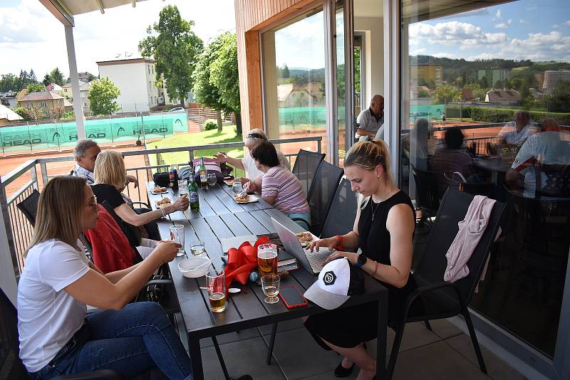 Slavnostní otevření budovy zázemí na tenisových kurtech v Zábřehu.