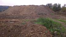 Česká inspekce životního prostředí prošetřovala v roce 2015 ukládání stavebního odpadu na polní cestu a pozemek v bývalé pískovně v Novém Malíně
