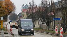 Hlavní silnice v Lošticích je teď uzavřená od začátku po konec města. Výjimku ze zákazu vjezdu mají jen místní obyvatelé a obsluha firem.