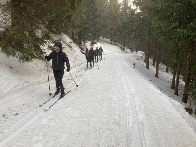 Projekt „Florbal, sport a výlety“ propojuje děti z České Vsi, Opole a Gminy Praszke.