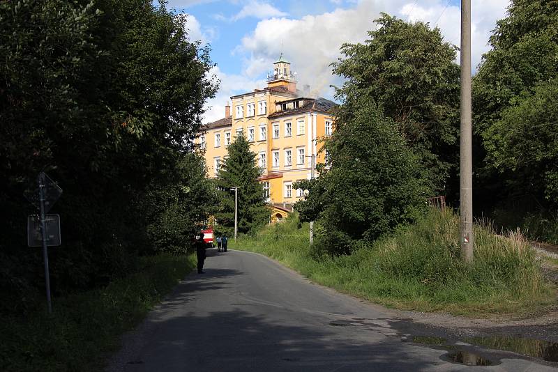 Požár zámečku Třemešek u Dolních Studének. Zámek sloužil jako ubytovna, ke konci června měl být vyklizen.