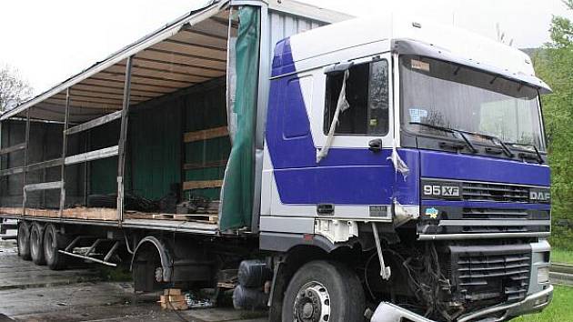 OBRAZEM: Zloděj zcela oholil kamion v Loučné - Šumperský a jesenický deník