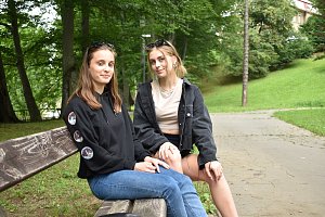 Anna Bicanová (vlevo) a Adéla Andersová z Jeseníku se chystají na desetiměsíční studijní pobyt ve Spojených státech amerických.