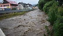 Rozvodněná řeka Bělá v neděli 18. července v Jeseníku.