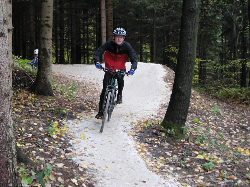 Lipovské stezky nabízejí bikerům celkem osm kilometrů tras od málo náročných modrých vhodných i pro rodiny s dětmi až po těžké černé určené zkušeným jezdcům.