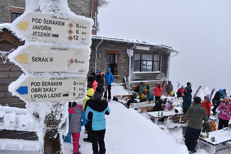 Turisté u chaty Jiřího na Šeráku. 9. ledna 2021