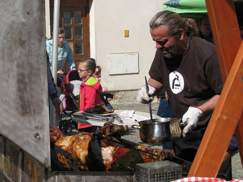 Festival jídla Sousedská žranice přilákal v sobotu do centra Šumperku stovky lidí. Pořadatelé ho tentokrát zaměřili hlavně na grilování, k dostání byly ale i další produkty od malých výrobců.