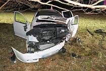 Nehoda Škody Octavie mezi Štíty a Cotkytlí, kdy řidič nadýchal dvě promile alkoholu, 18. března 2023