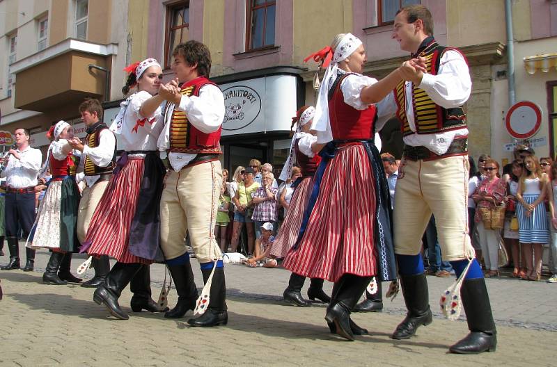 Mezinárodní folklorní festival v Šumperku vyvrcholil v sobotu 20. srpna dopoledne přehlídkou Roztančená ulice.