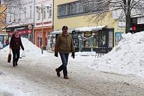 Nově napadaný sníh znepříjemnil v úterý 1. února život obyvatelům Šumperku.