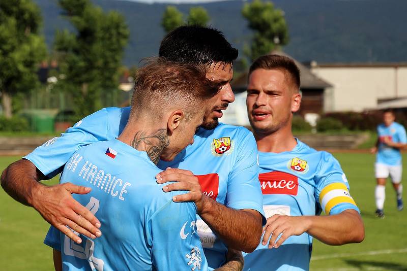 Fotbalisté Šumperku (ve žlutém) podlehli v divizním utkání Hranicím 0:3.