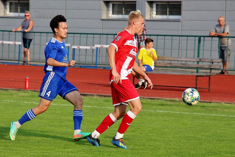 Fotbalisté Šumperku (v modrém) remizovali se Vsetínem 0:0.