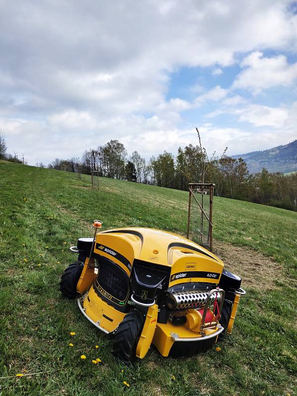 Robotická sekačka, kterou pořizuje město Jeseník. Snímek z dubnové prezentace v Jeseníku. Takový stroj pořídilo i město Zábřeh místním technickým službám.