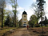 Kdysi hodně zchátralý kostel svaté Barbory v Zábřehu obnovili členové tamního sejnojmenného sdružení. To je ale hodně finančně vyčerpalo. Teď potřebují získat prostředky na opravu střešní krytiny. Město jim přispěje 350 tisíci korunami.