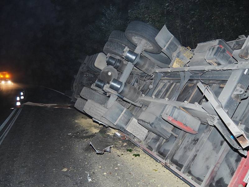 Havárie kamionu mezi Studenou Loučkou a Mohelnicí v pátek 23. října.
