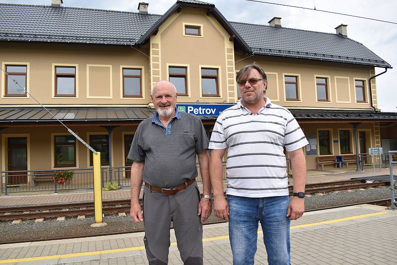 Karel Mičunek (vlevo) a Mojmír Havlíček ve stanici Petrov nad Desnou.