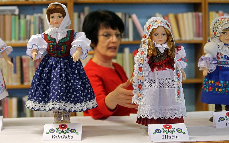 Krojované panenky Ivety Neoralové v Úsovské knihovně. Na snímku Vedoucí knihovny Marcela Hamplová.