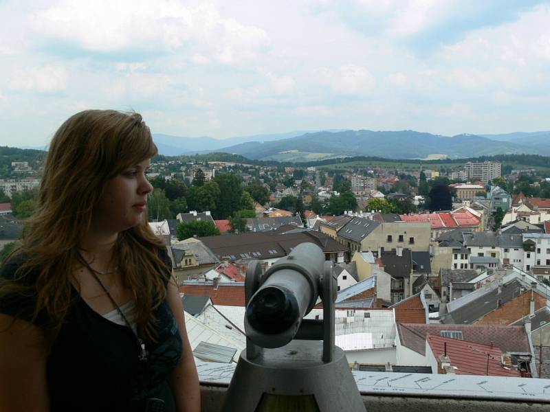 Studentky  cestovního ruchu provedou zájemce historickým centrem Šumperku a zavedou je i na radniční věž 