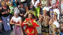 Mezinárodní folklorní festival v Šumperku vrcholí. V sobotu 17. srpna dopoledne zaplnily ulice města domácí soubory i zahraniční hosté, kteří v programu nazvaném Roztančená ulice prošly od radnice přes pěší zónu až do parku U sovy.