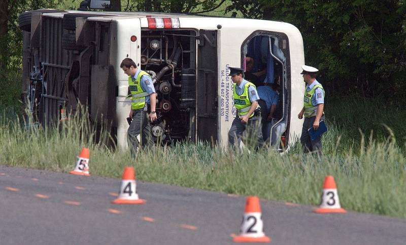 Sedm lidí se zranilo při nehodě autobusu, která se stala v úterý 22. května v 8.20 ráno na silnici mezi Rovenskem a Postřelmůvkem. Autobus skončil mimo silnici, kde se převrátil na bok.