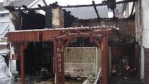 V Rudě požár zničil přístřešek i část střechy rodinného domu
