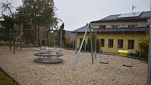 Rovensko - hřiště u školy.