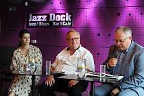 Tuvia Tenenbom v Jazz Dock na smíchovském břehu Vltavy u Jiráskova mostu v Praze