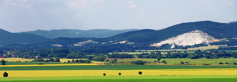 Z vyhlídky nad hodinovým strojem v městské věži u kostela svatého Tomáše z Canterbury v Mohelnici je krásný pohled nejen na celé město a okolí, ale také na hrady Bouzov a Mírov.